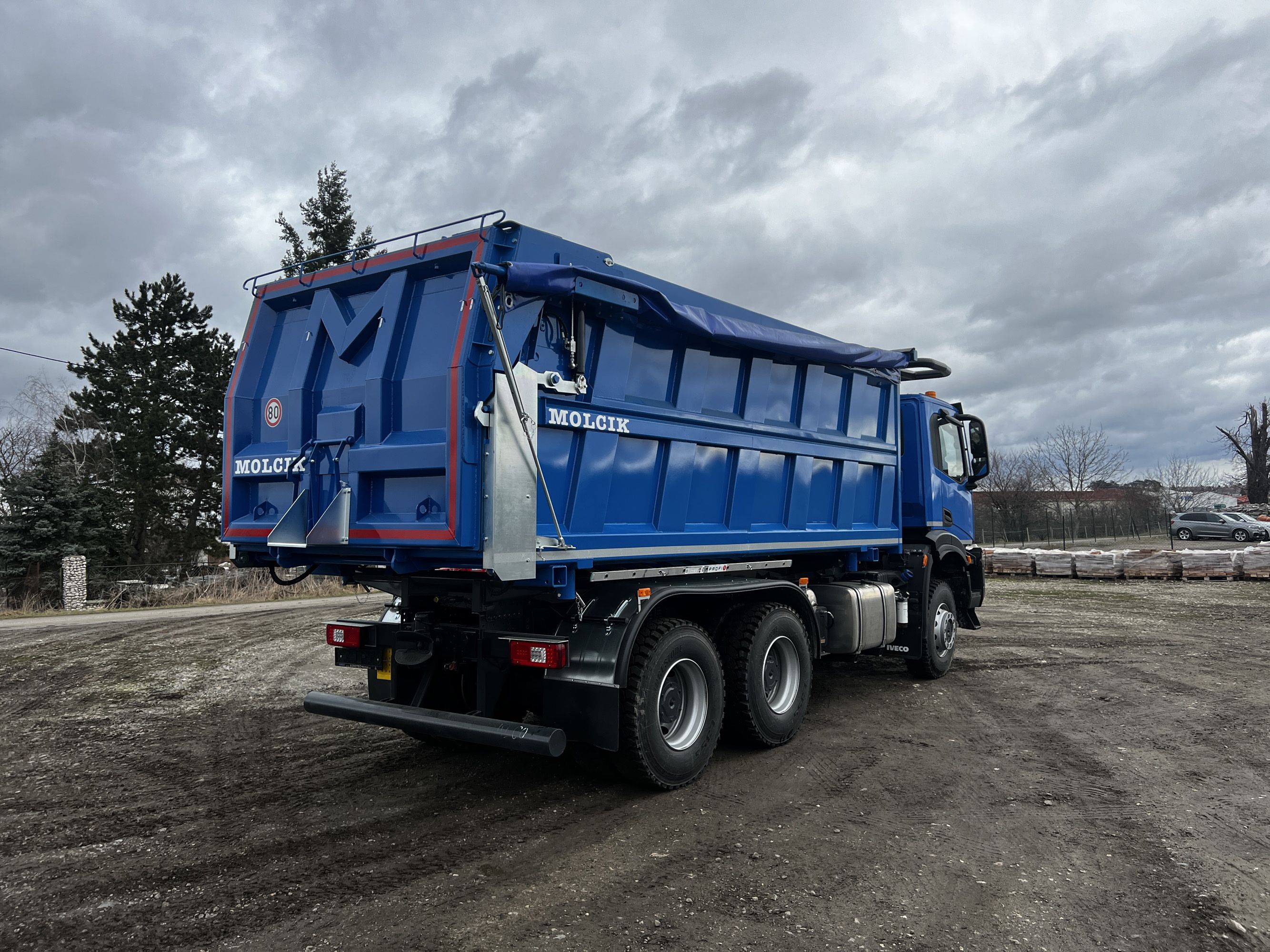 MOLČÍK - kompletní služby v oboru výroby automobilních a zemědělských sklápěcích nástaveb